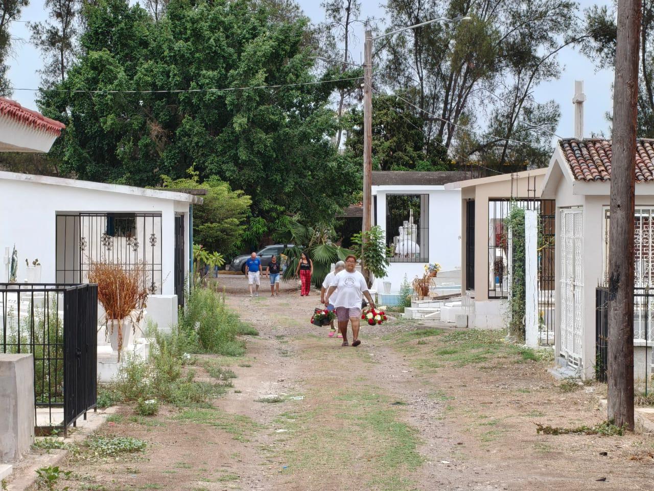 $!Denuncian abandono y falta de limpieza en panteón de Rosario durante el Día del Padre