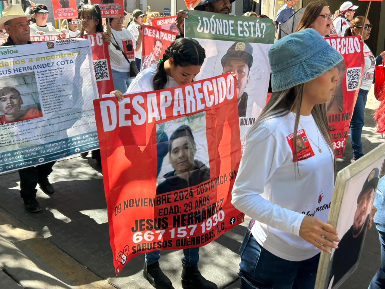 $!Marchan madres buscadoras a Fiscalía de Sinaloa previo al Día de las Madres