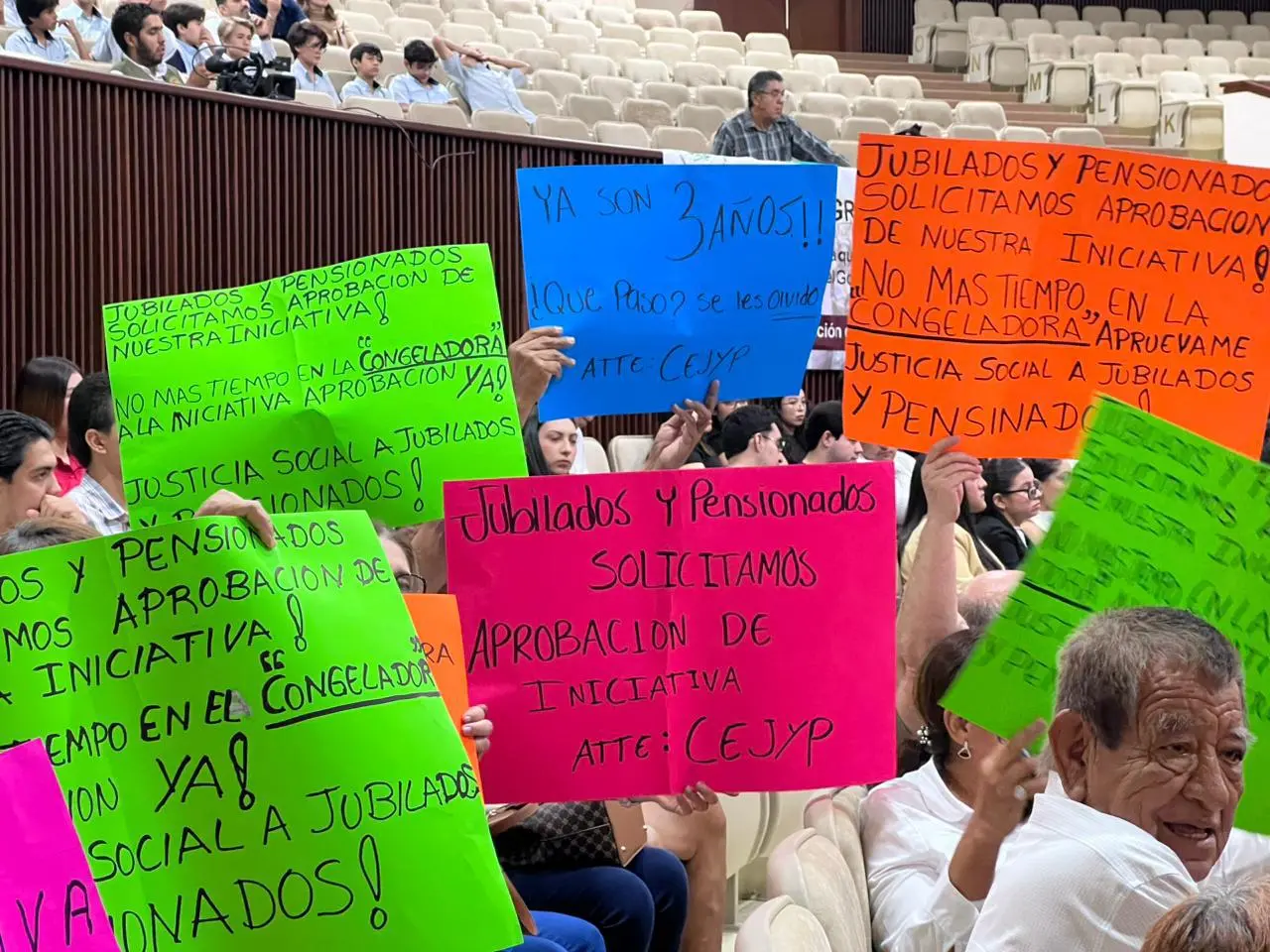 $!Jubilados de Gobierno estatal se manifiestan en el Congreso; demandan incremento de aguinaldo