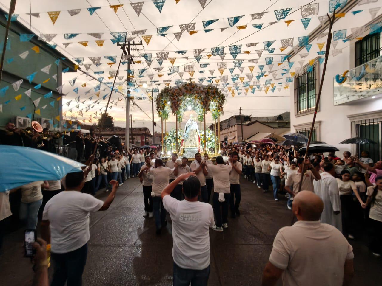$!‘¡Viva la Virgen del Rosario!: feligreses celebran su fe pese a las lluvias