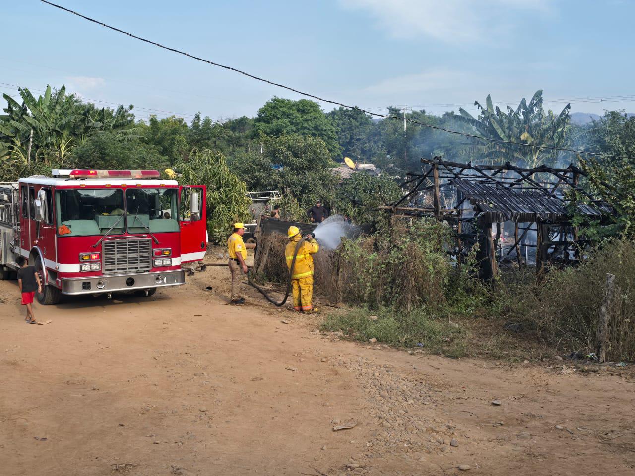 $!Incendio reduce a cenizas vivienda de lámina en Chilillos, Rosario