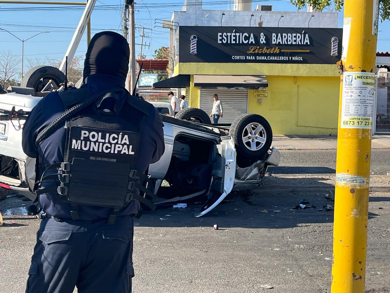 $!Choque provoca volcadura de un vehículo y deja a una mujer y un menor de edad heridos en Culiacán