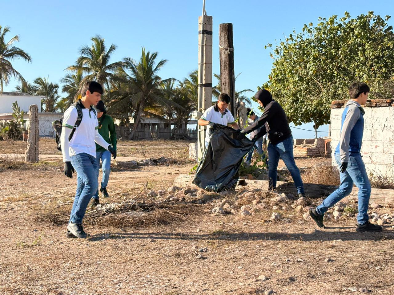 $!Alumnos de Conalep Rosario participan en limpieza de playa El Caimanero rumbo a Semana Santa