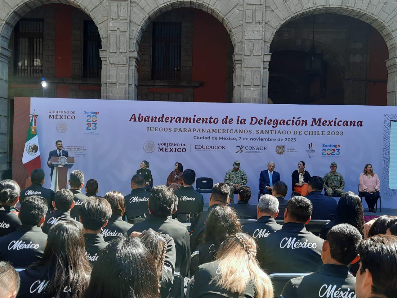 $!AMLO abanderó a delegación de Parapanamericanos para Santiago 2023