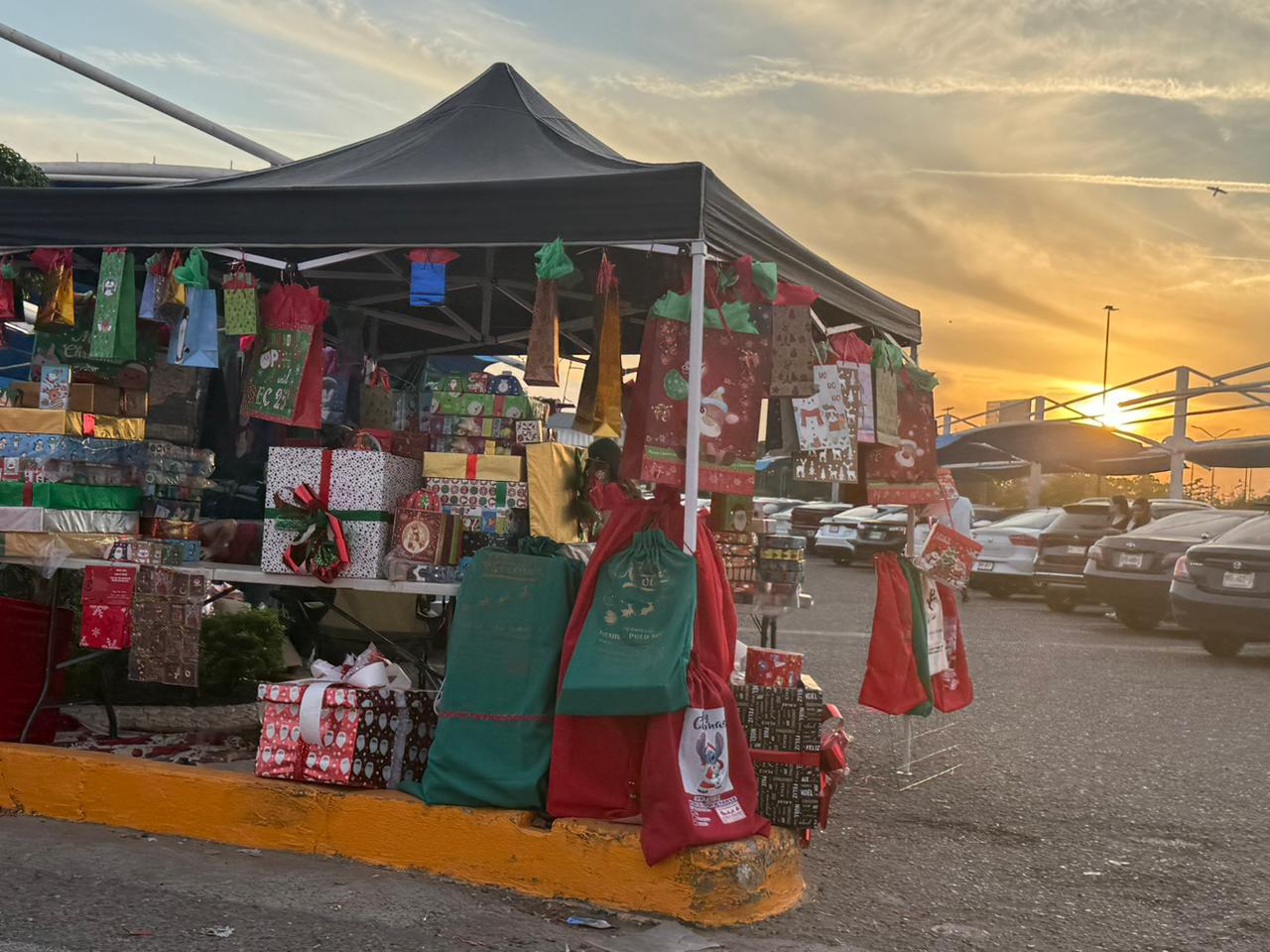 $!Culichis gastan hasta hasta 3 mil pesos por envolver sus regalos en fiestas decembrinas