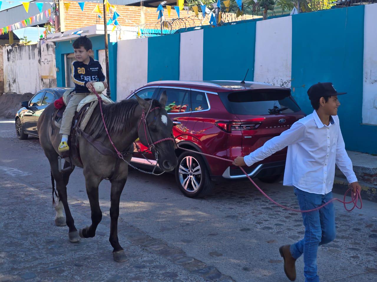 $!Pequeños charros de Cacalotán ofrecen paseos a caballo para costear indumentaria