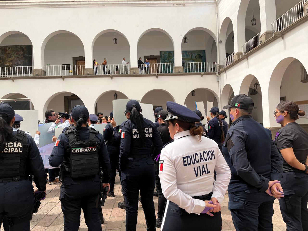 $!‘Nos falta Emilia’: agentes policiales de Culiacán se manifiestan exigiendo justicia por su compañera asesinada