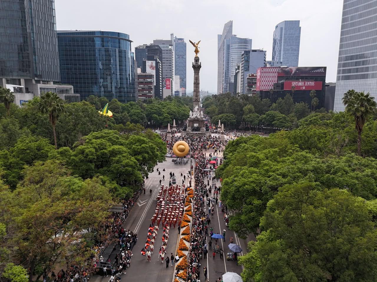 $!Entre danzas y carros alegóricos: turistas y aficionados ven el Desfile Mundialista sobre Paseo de la Reforma