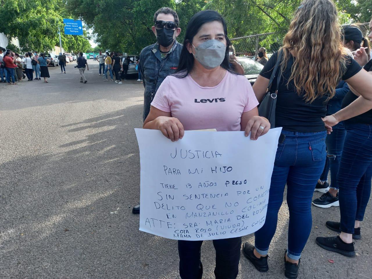 $!Esperan manifestantes a AMLO en el aeropuerto de Culiacán