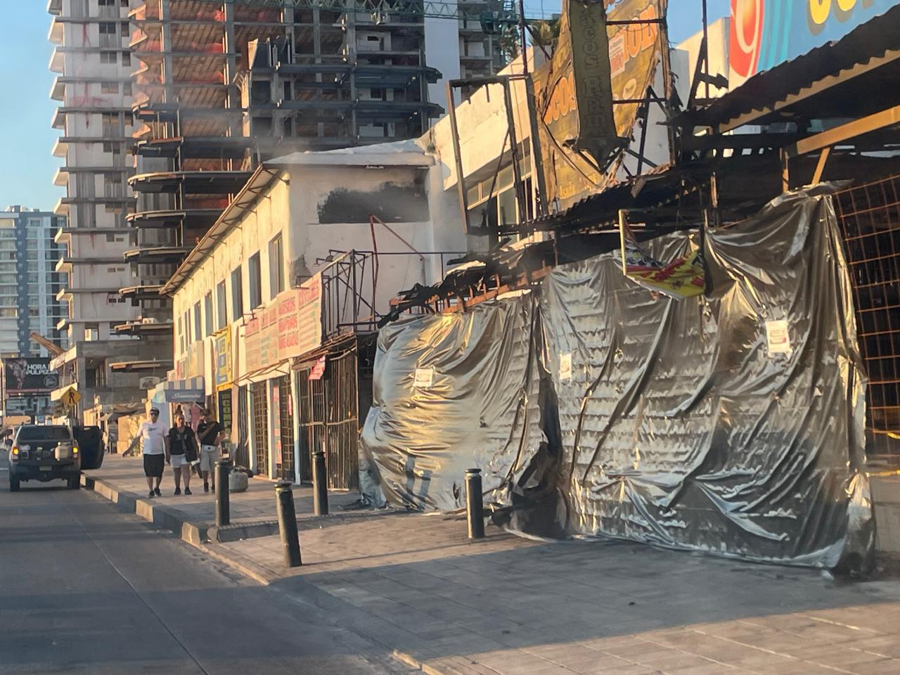 $!Retiran tanques de gas de negocio cercano a taquería que explotó en Mazatlan