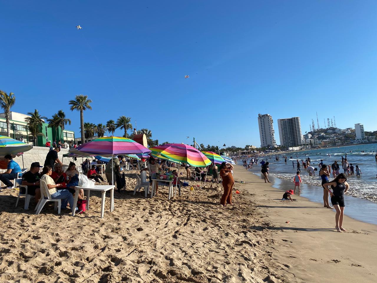 $!Playas de Mazatlán registran baja afluencia de bañistas en Jueves Santo