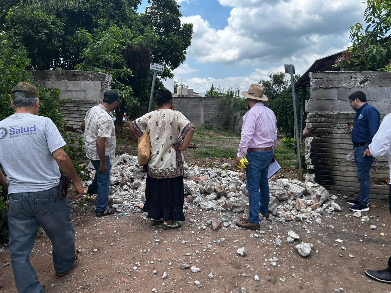 $!Diez años detrás de una barda: sin agua ni luz por un callejón cerrado en Tacuichamona