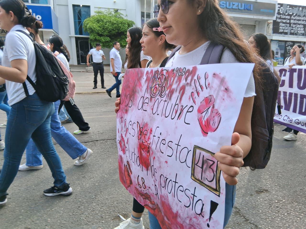 $!Marchan estudiantes de la UAS en Mazatlán por el 2 de octubre