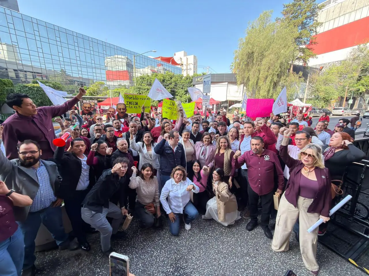 $!Imelda Castro llega entre simpatizantes a registrarse en el proceso interno de Morena en Sinaloa