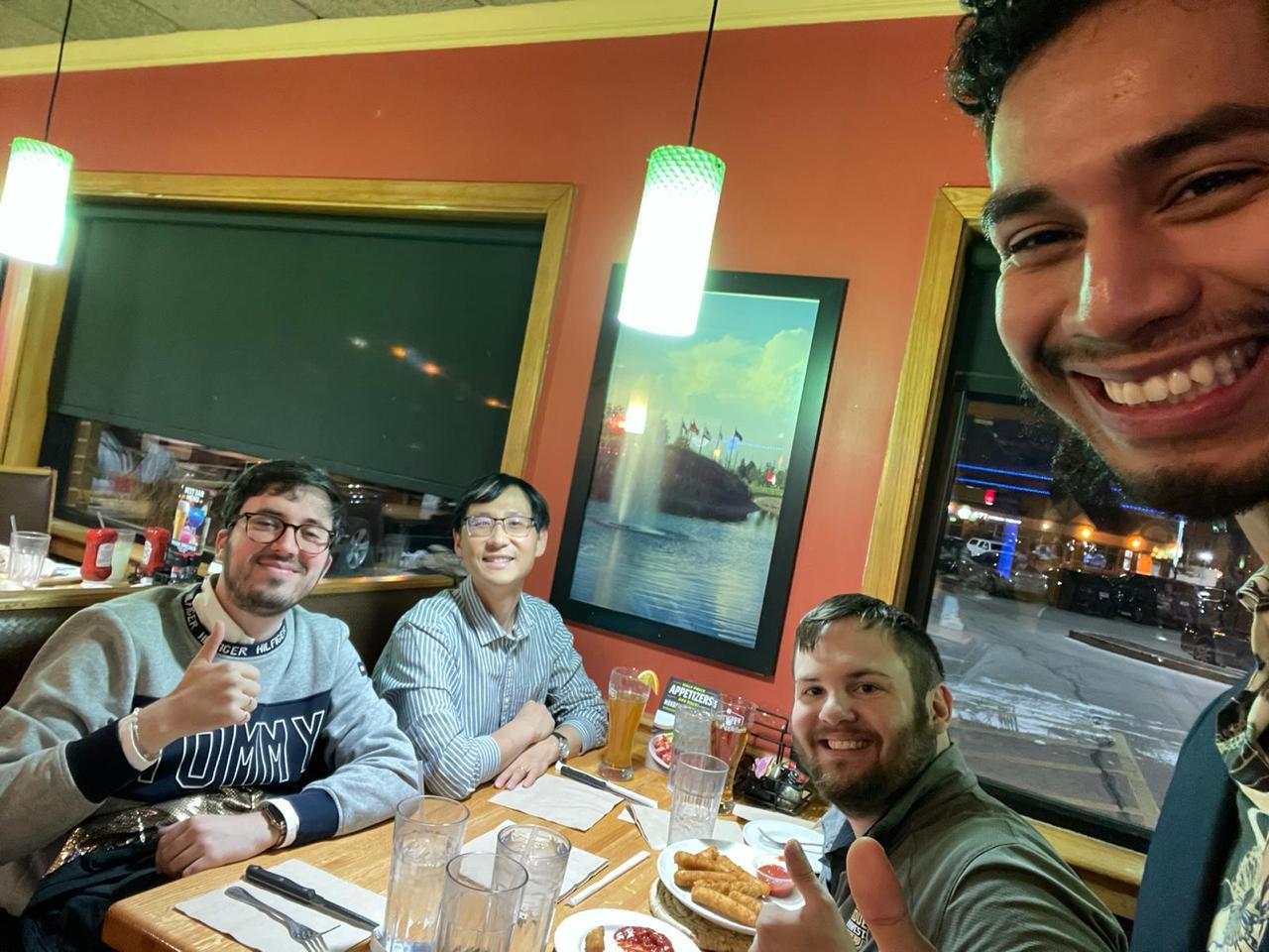 $!Eros celebrando su graduación con Dylan Norton, estudiante de ingeniería mecánica y sus maestros Víctor Romero Gómez, profesor invitado de España y el Doctor Hansung Kim, de Corea.