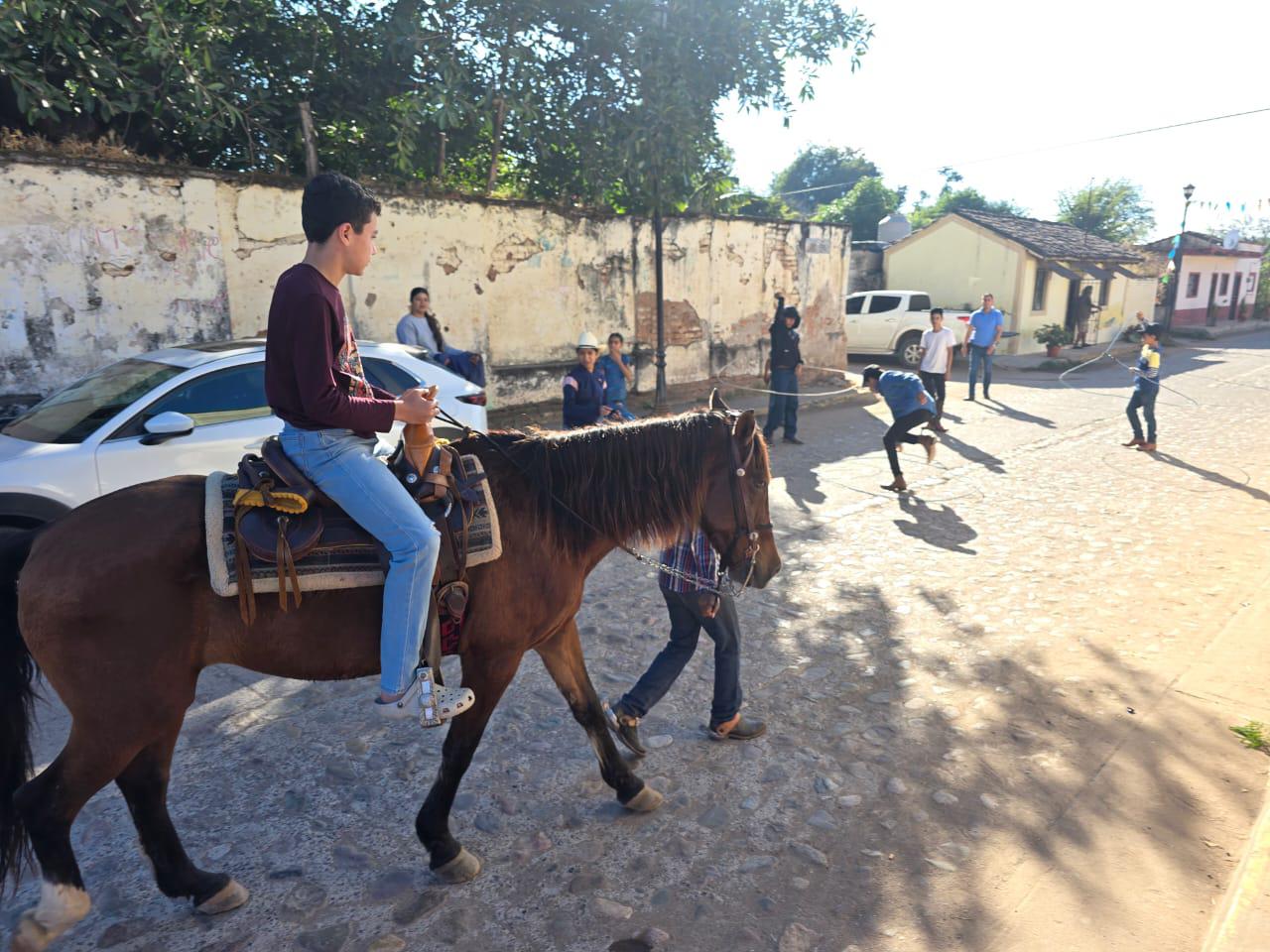 $!Pequeños charros de Cacalotán ofrecen paseos a caballo para costear indumentaria
