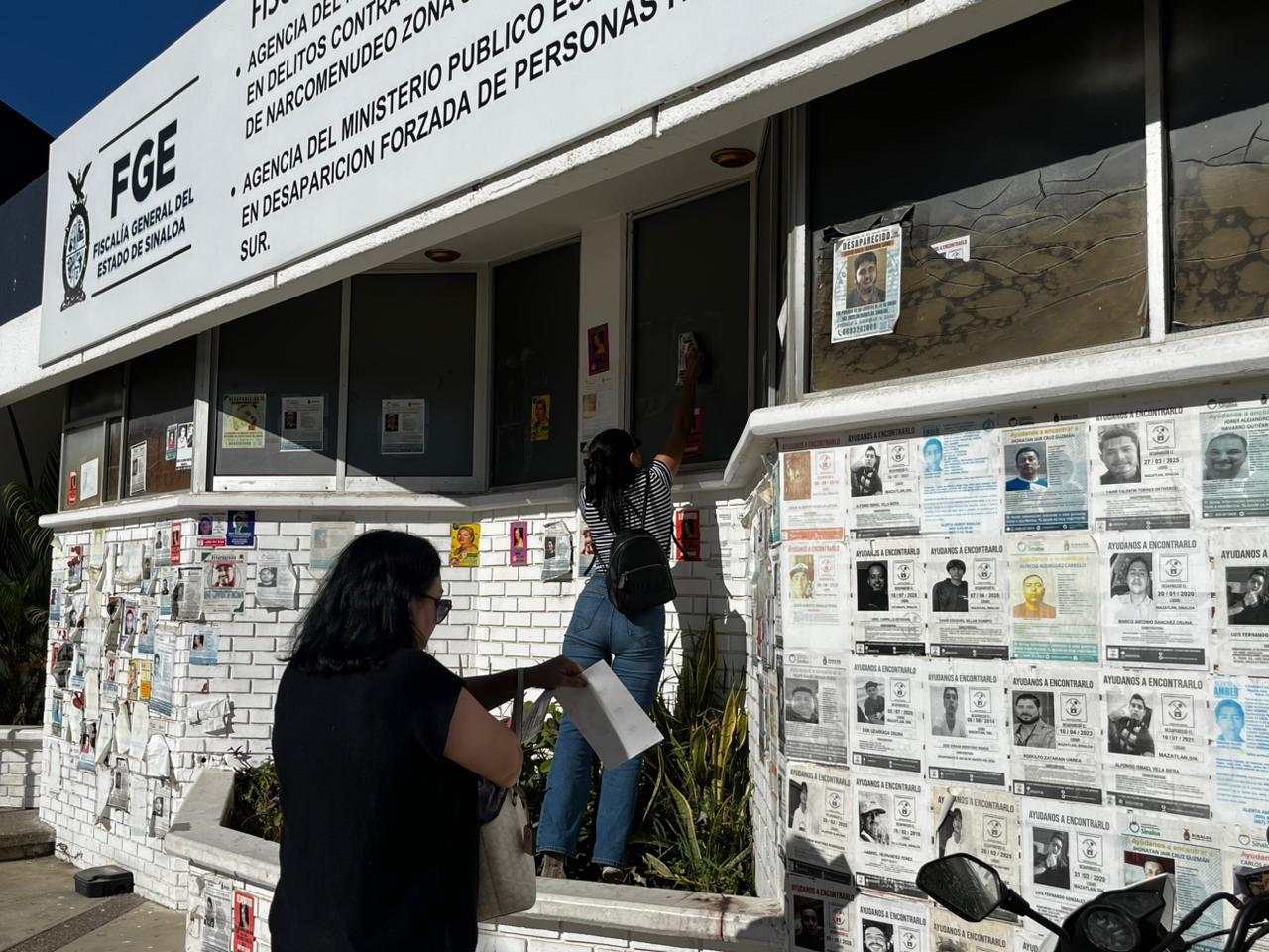 $!Gritan en Semefo y Vicefiscalía en Mazatlán por sus desaparecidos