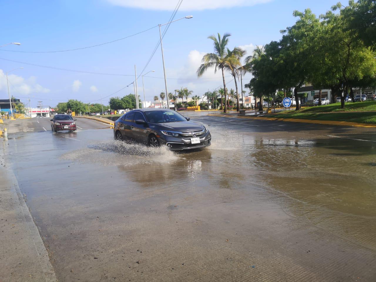 $!Lluvias provocan encharcamientos en vialidades de Mazatlán