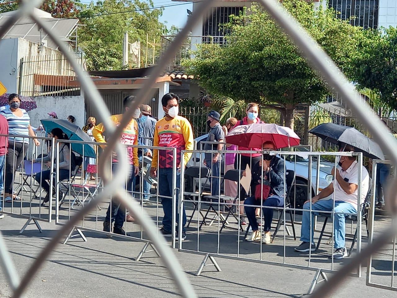 $!Gobierno de Culiacán vigila orden en filas de centros de vacunación