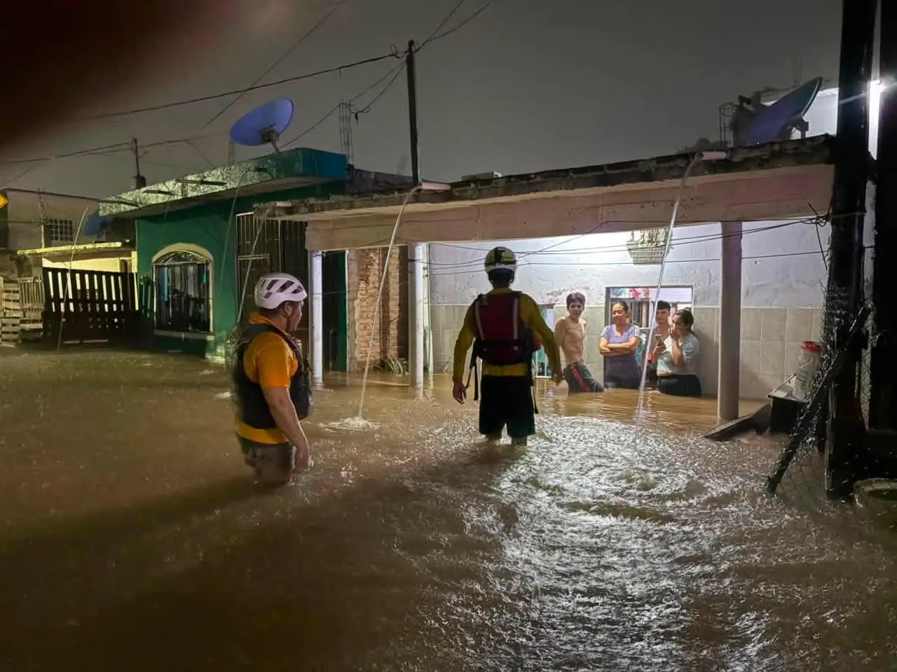 $!Rescatan y auxilian a familias tras fuertes lluvias en Mazatlán