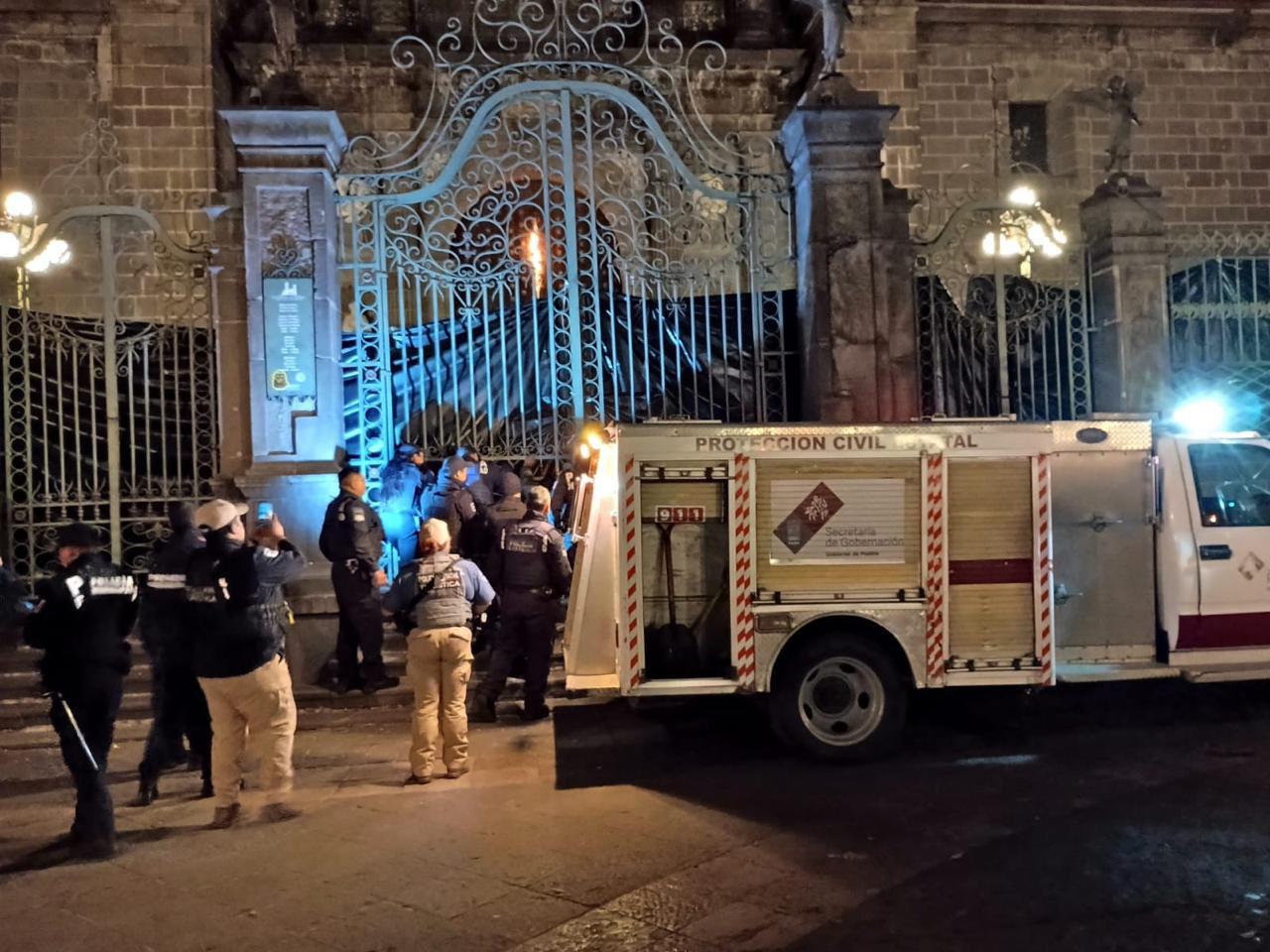 $!Incendian portón de la Catedral de Puebla; Fiscalía investiga ataque