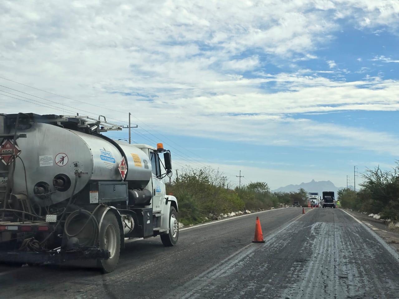 $!Realizan trabajos de reencarpetado de la carretera México 15, a la altura de Rosario