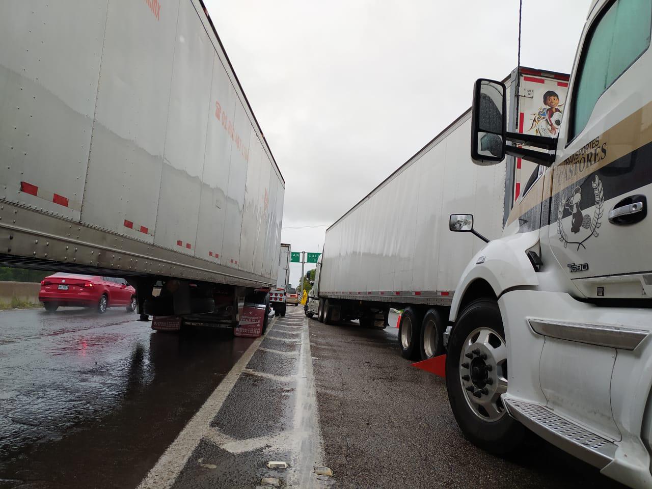 $!Salida norte de Mazatlán, saturada por cierre de autopista a Culiacán