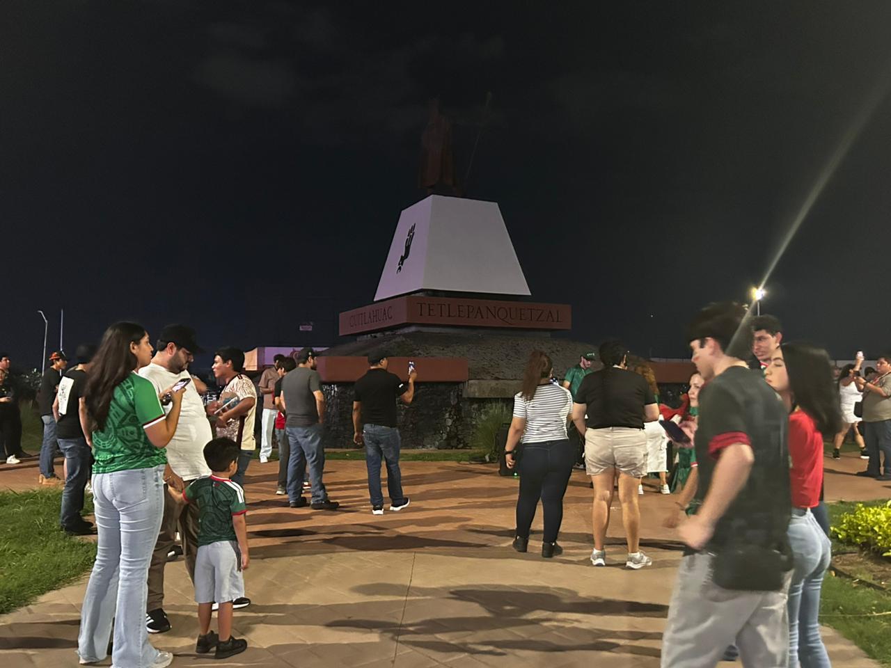 $!Afición culichi celebra en la glorieta Cuauhtémoc el pase de México a octavos del Mundial 2026