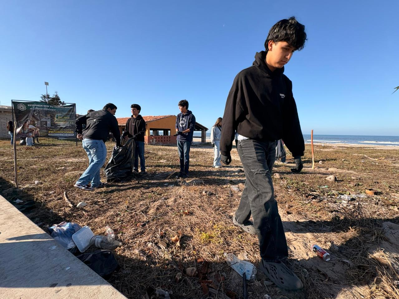 $!Alumnos de Conalep Rosario participan en limpieza de playa El Caimanero rumbo a Semana Santa