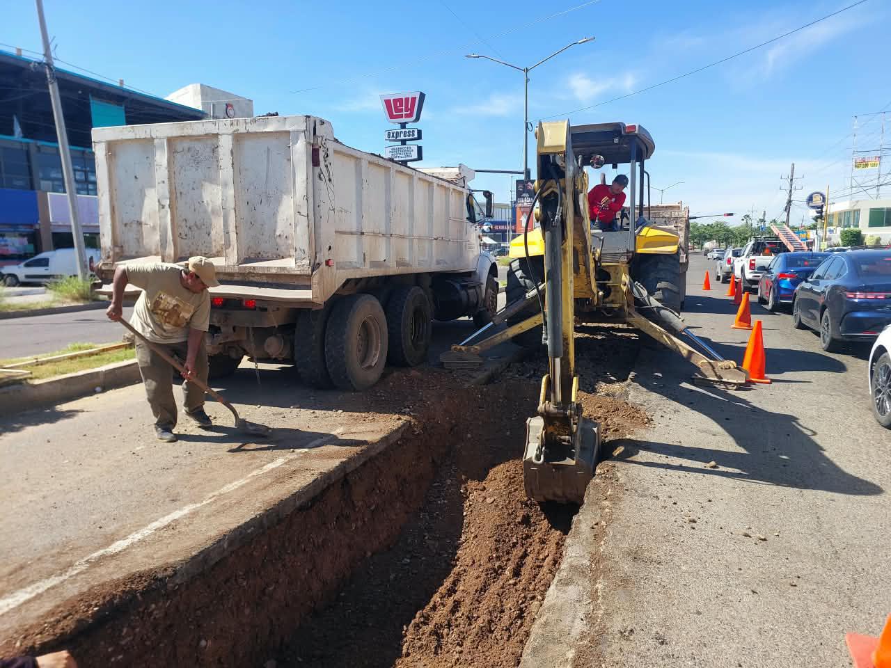 $!Ayuntamiento refuerza bacheo en vialidades de Culiacán
