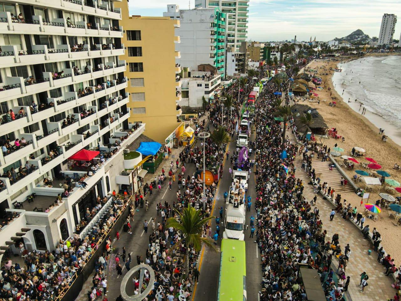 $!Más de 500 mil personas llenan el malecón en el primer desfile del Carnaval de Mazatlán 2026