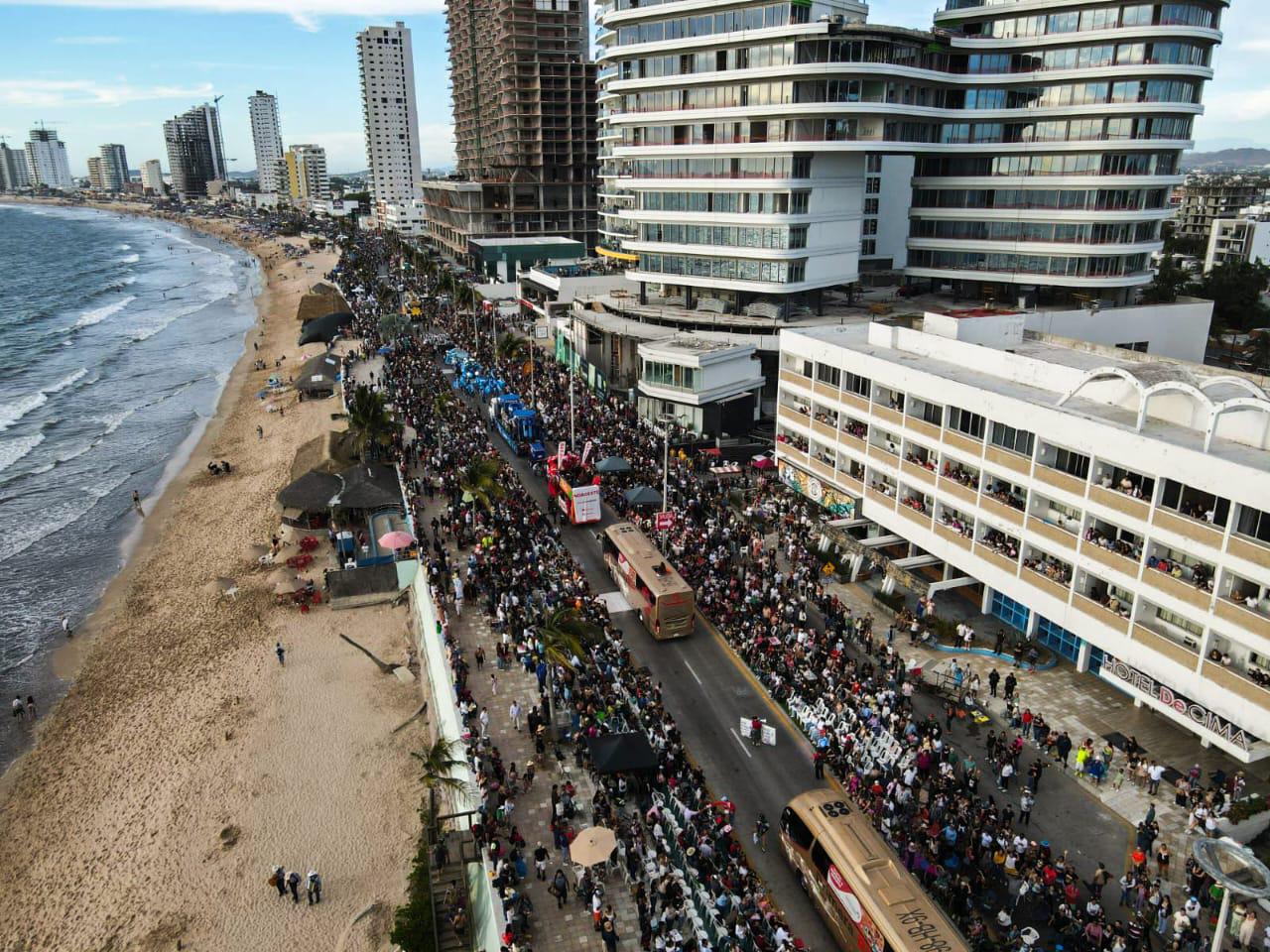 $!Más de 500 mil personas llenan el malecón en el primer desfile del Carnaval de Mazatlán 2026