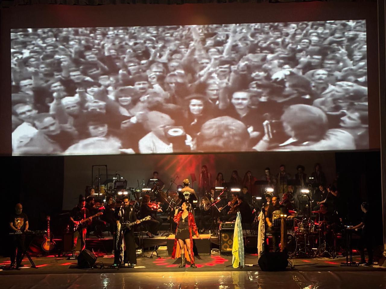 $!El evento fusionó rock sinfónico, multimedia y danza para evocar el movimiento contracultural de los años 60.