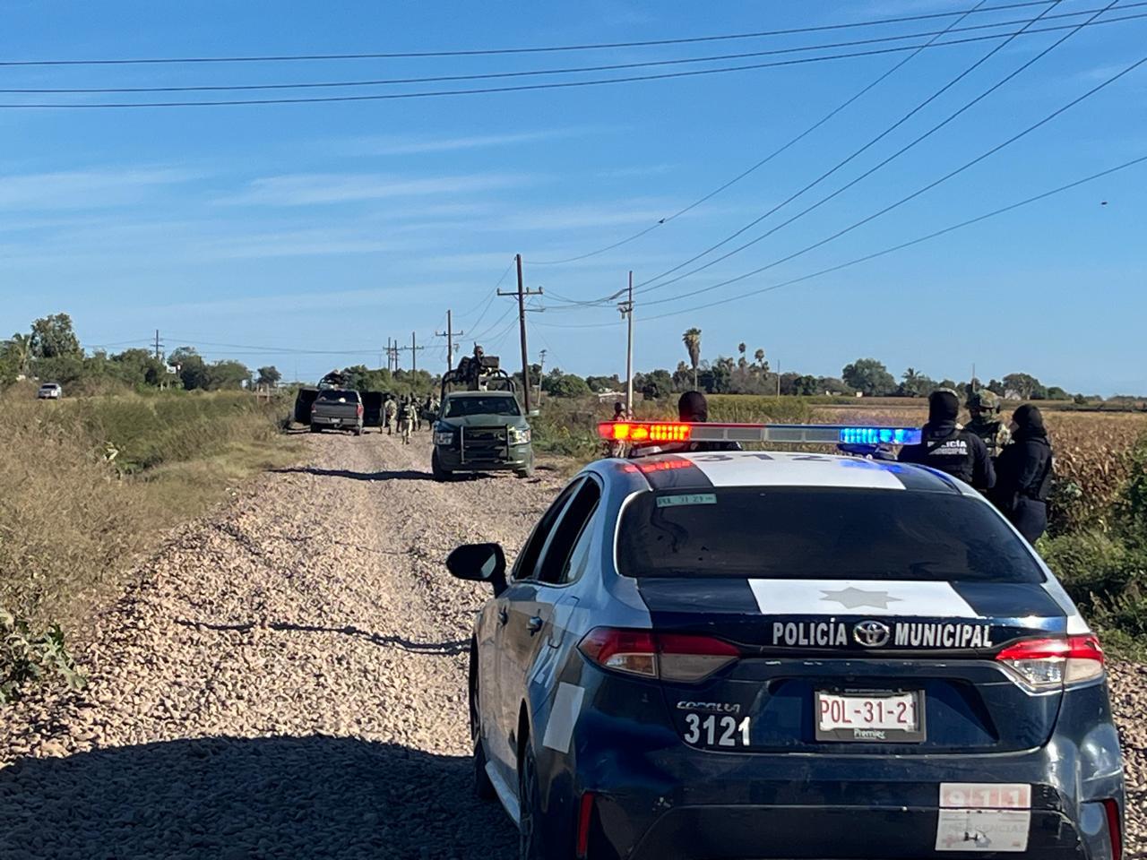 $!Aseguran dos camionetas tras enfrentamiento entre civiles y militares en Otameto, Navolato