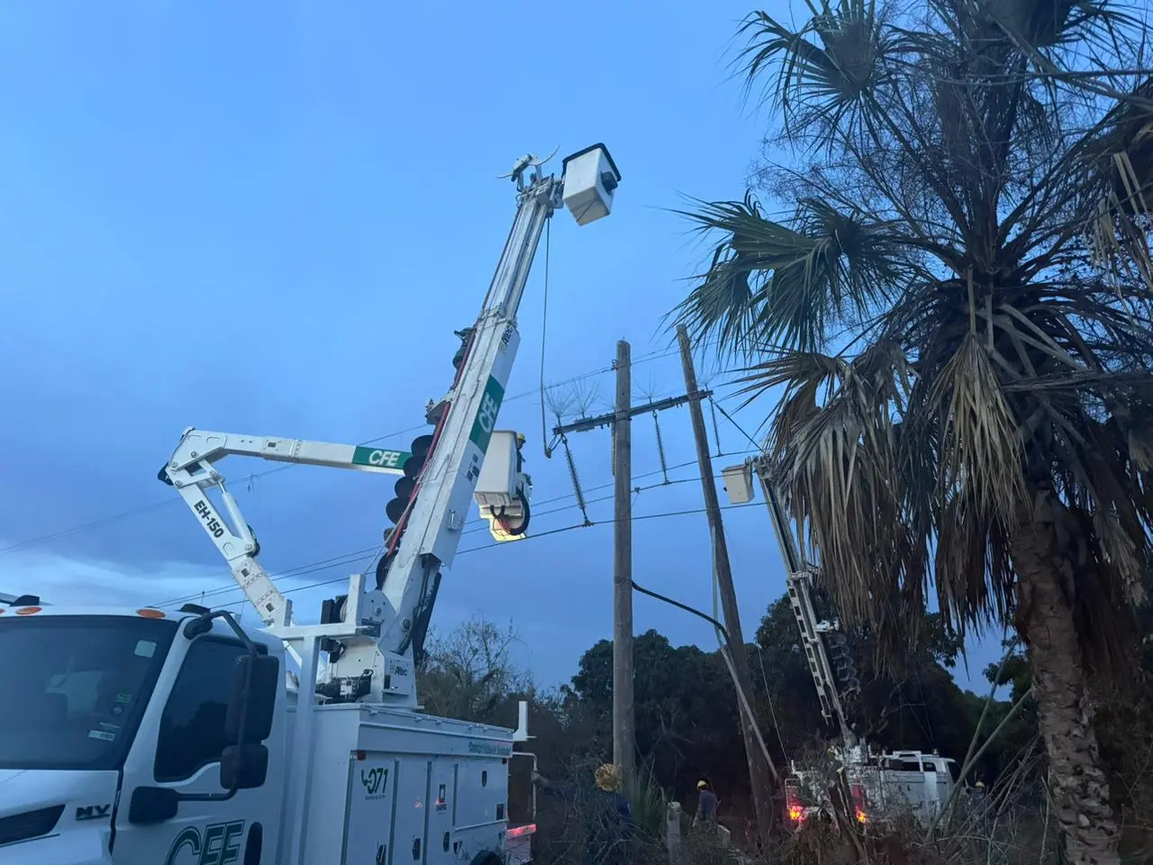 $!CFE restablece servicio eléctrico tras afectación en Rosario