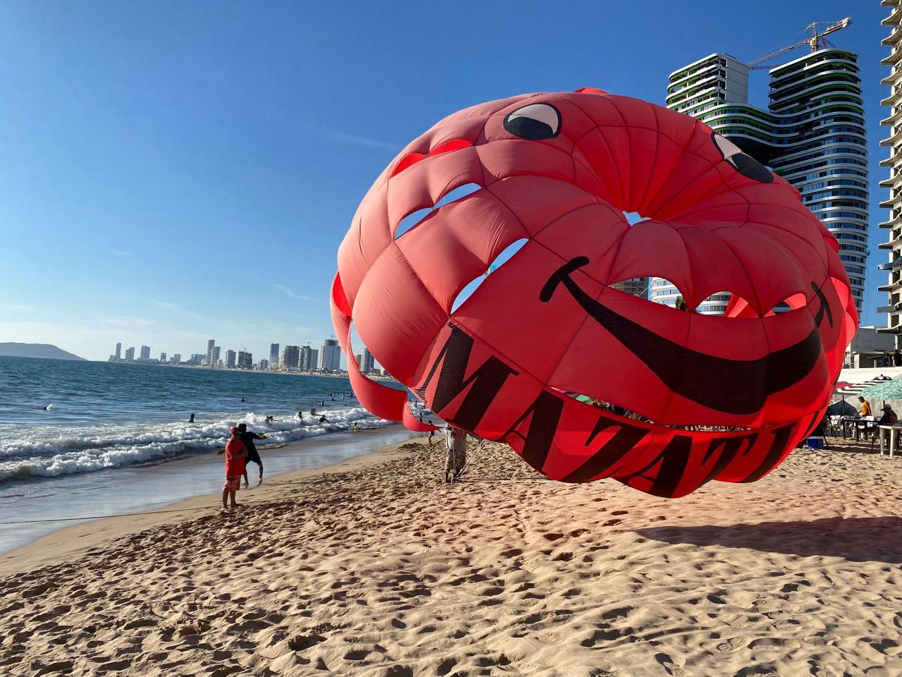 $!Playas de Mazatlán registran baja afluencia de bañistas en Jueves Santo