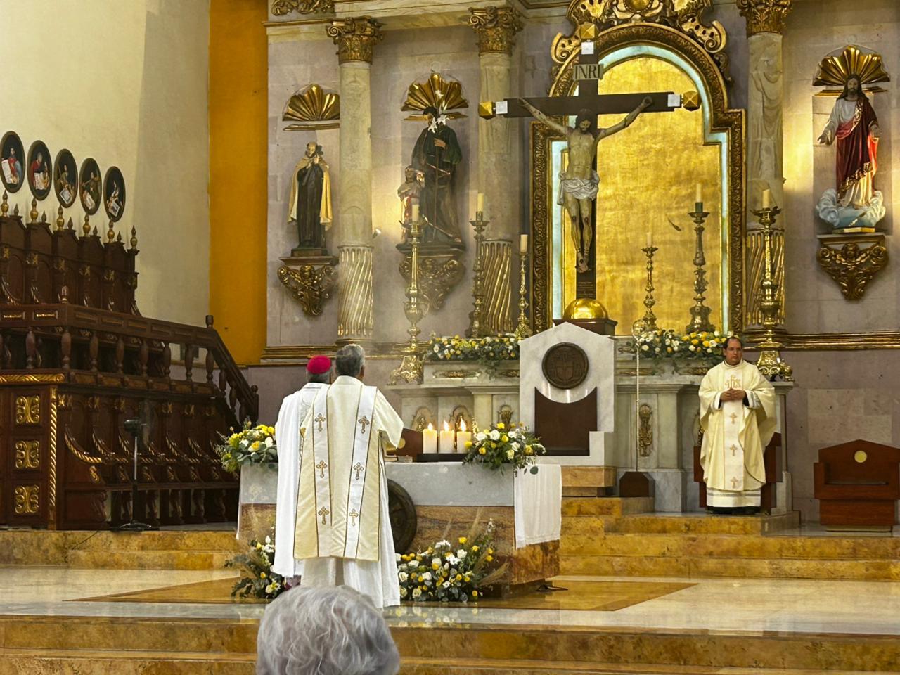 $!Resalta Obispo de Culiacán el sentido del Domingo de Resurrección durante misa en Catedral