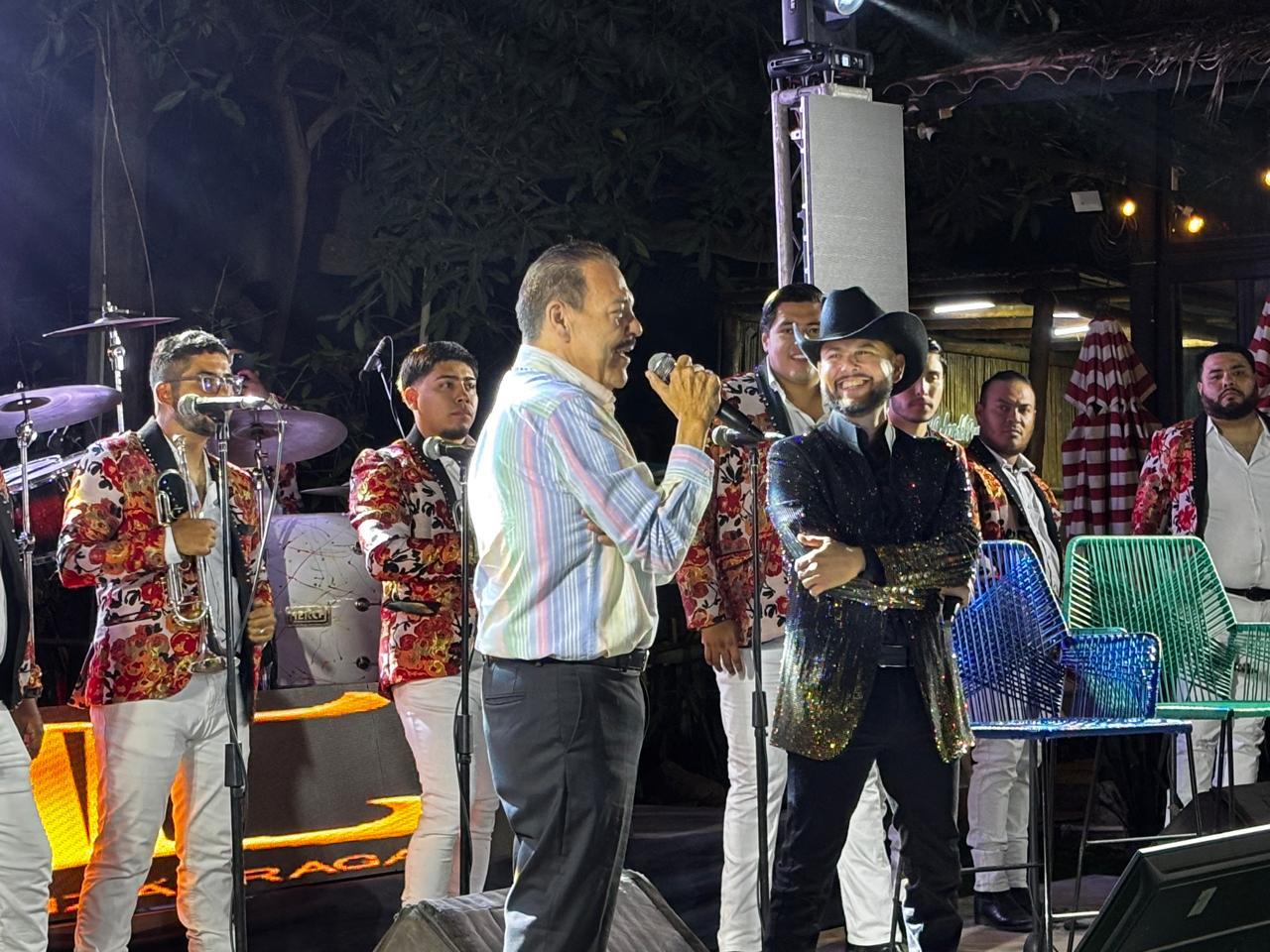 $!Toño Lizárraga y Julio Preciado compartieron escenario durante la presentación del álbum “De Mazatlán Pa’l Mundo”.