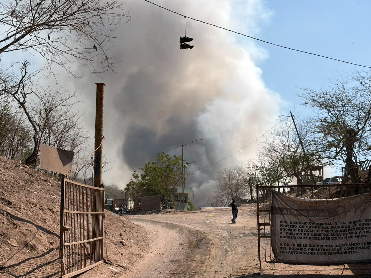 $!Continúa incendio en el Basurón de Mazatlán; tras 12 horas aún no logran sofocarlo