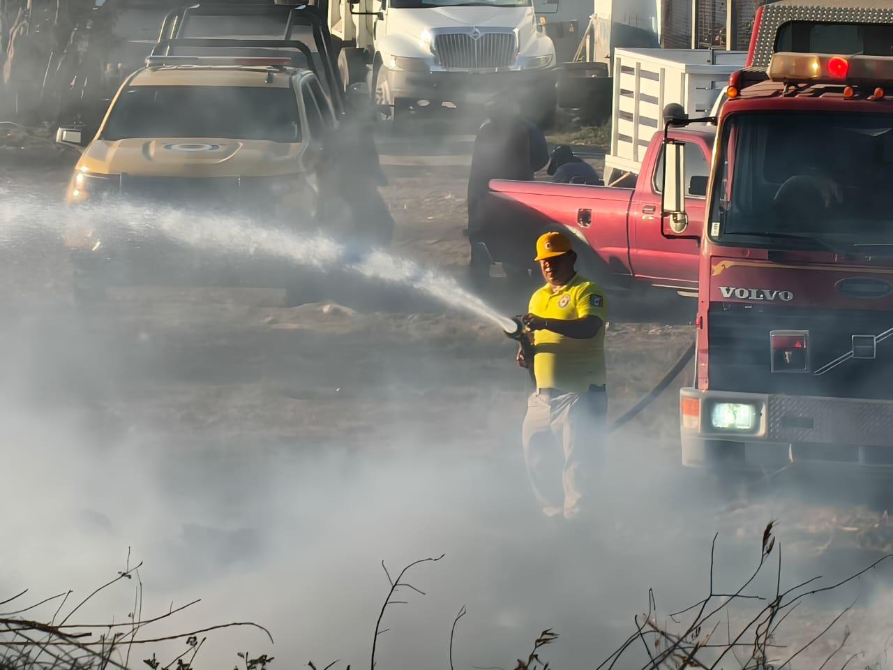 $!Incendio de maleza amenaza a pensión y base de Seguridad Pública en Rosario