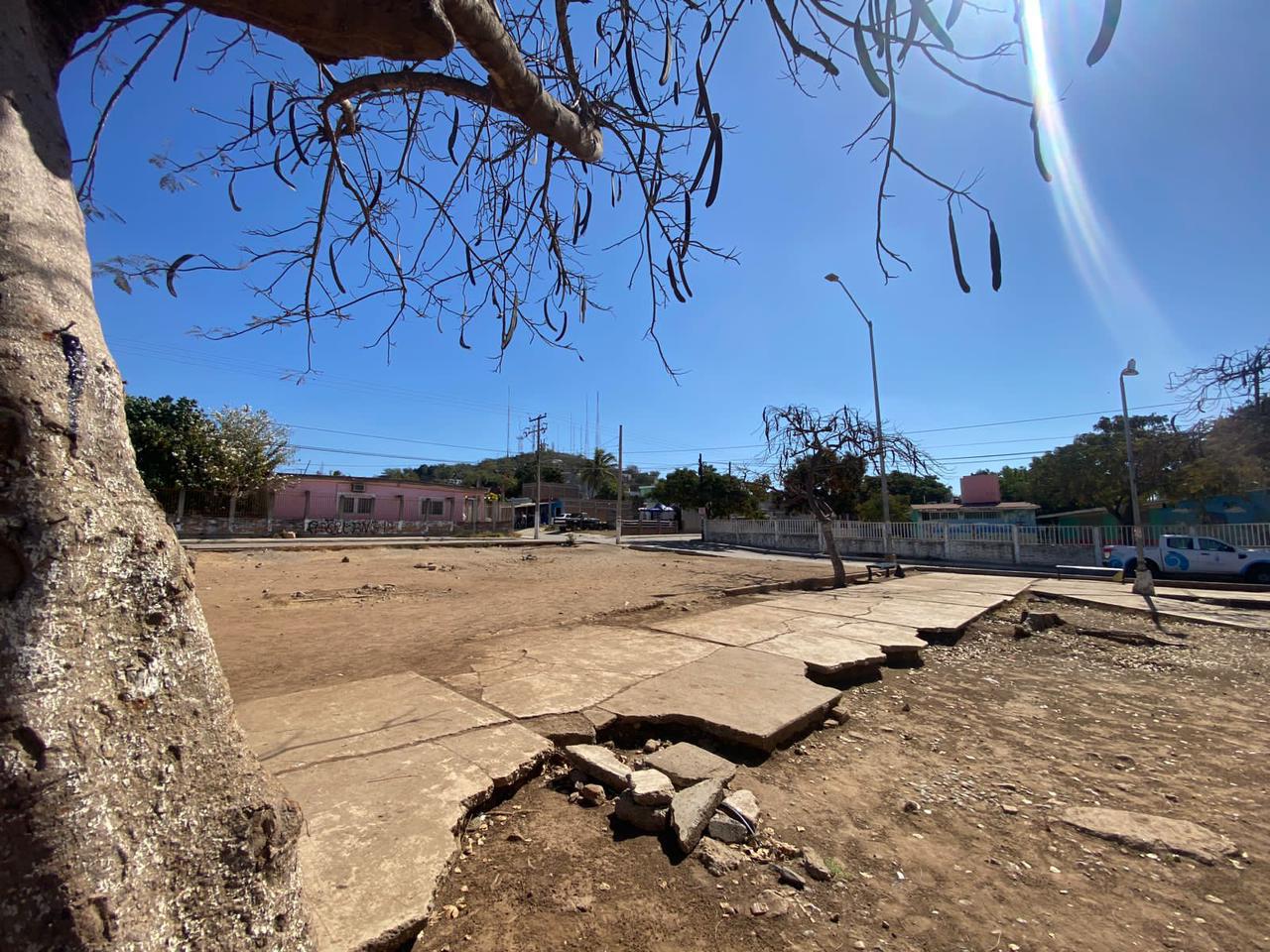 $!Reubican tianguis de la Flores Magón en Mazatlán para renovar plazuela