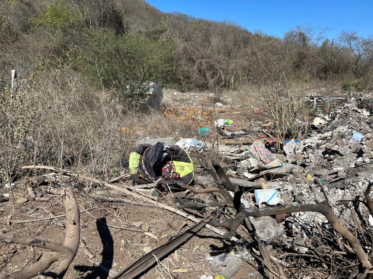 $!Denuncian foco de infección en El Barrio: basurero clandestino acumula hasta restos de animales