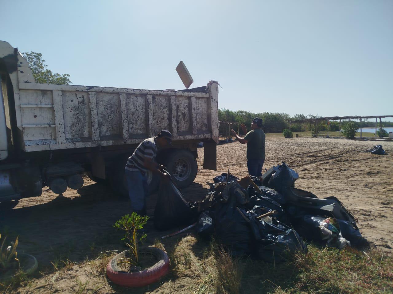 $!Recolectan hasta 800 kilos de basura en limpieza de playa en Escuinapa