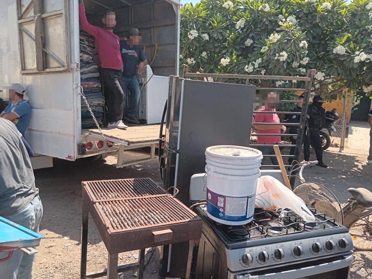 $!Desalojan a familias de Culiacán que invadían casas en Santa Rocío