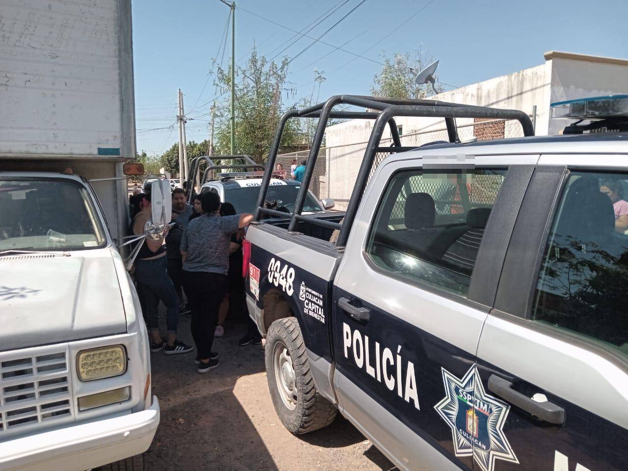 $!Desalojan a familias de Culiacán que invadían casas en Santa Rocío