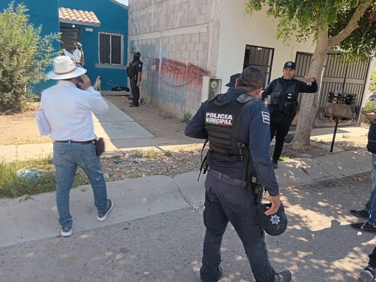 $!Desalojan a familias de Culiacán que invadían casas en Santa Rocío