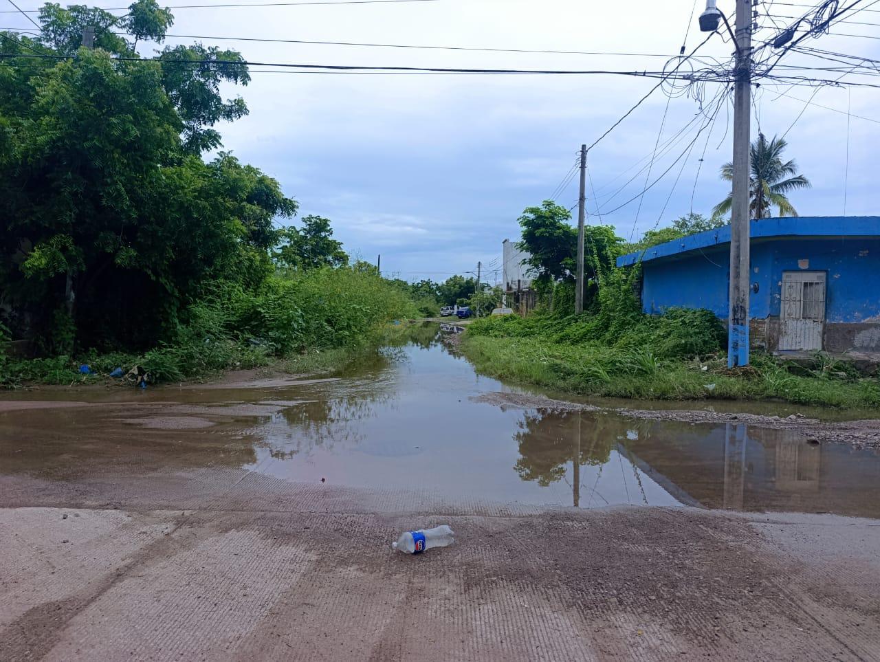 $!Piden colonos en Escuinapa atención a zona inundable por lluvias
