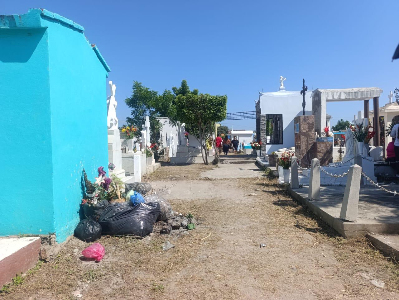 $!Familias reprochan falta de limpieza en el panteón Benito Juárez de Escuinapa