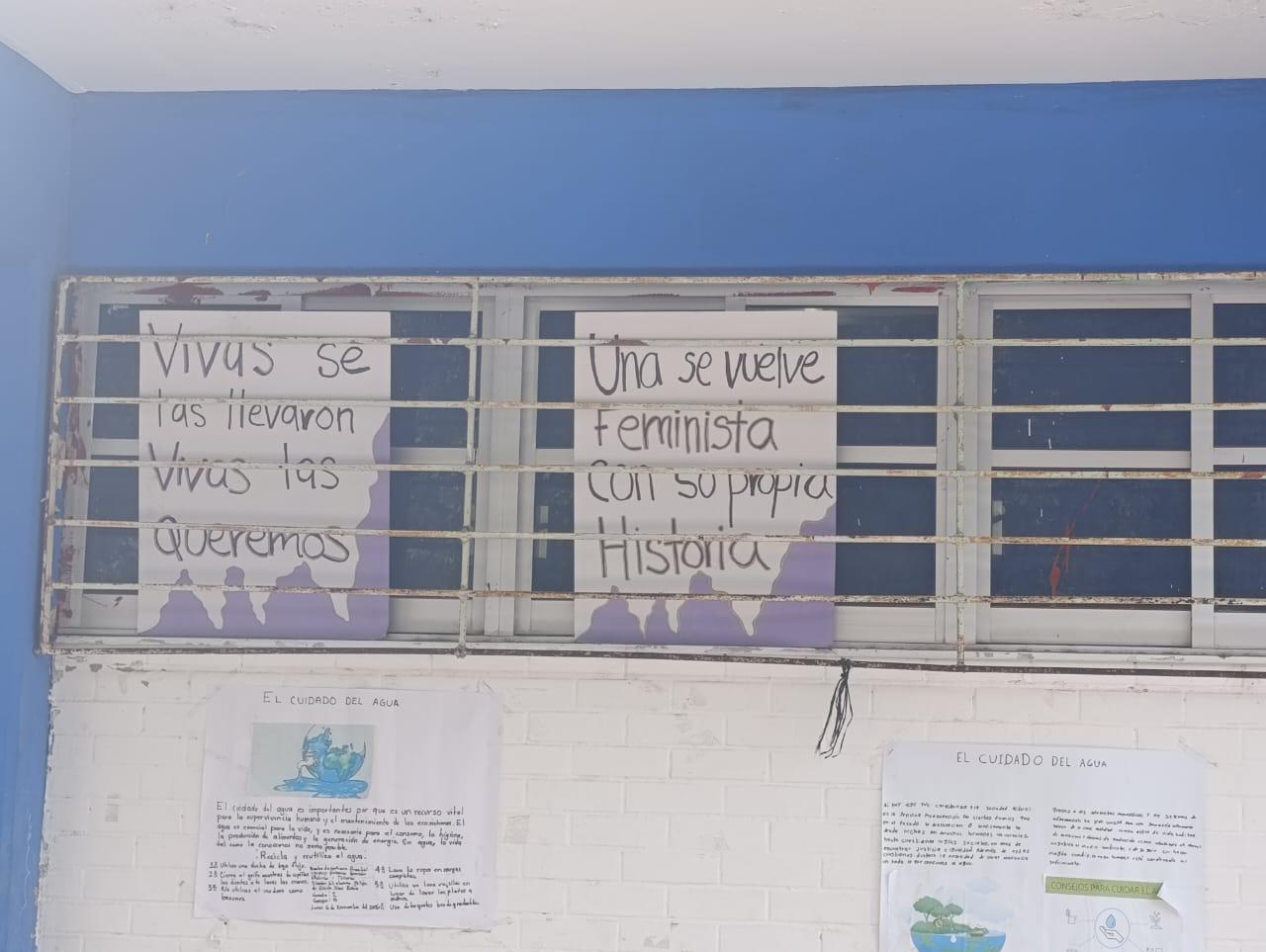 $!Acusan a director de Secundaria de mandar a estudiantes a quitar cartulinas con acusaciones de acoso contra profesor