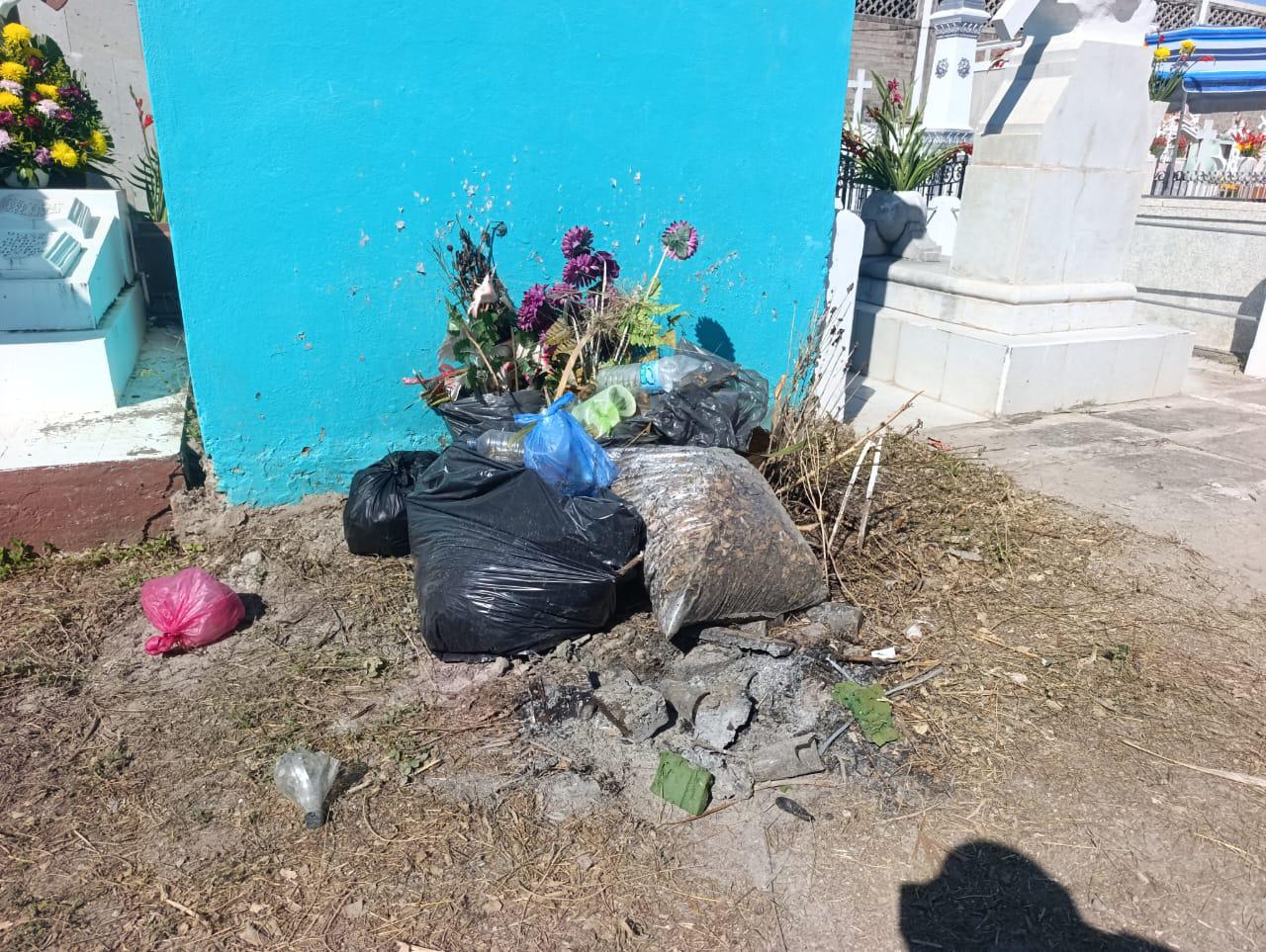$!Familias reprochan falta de limpieza en el panteón Benito Juárez de Escuinapa